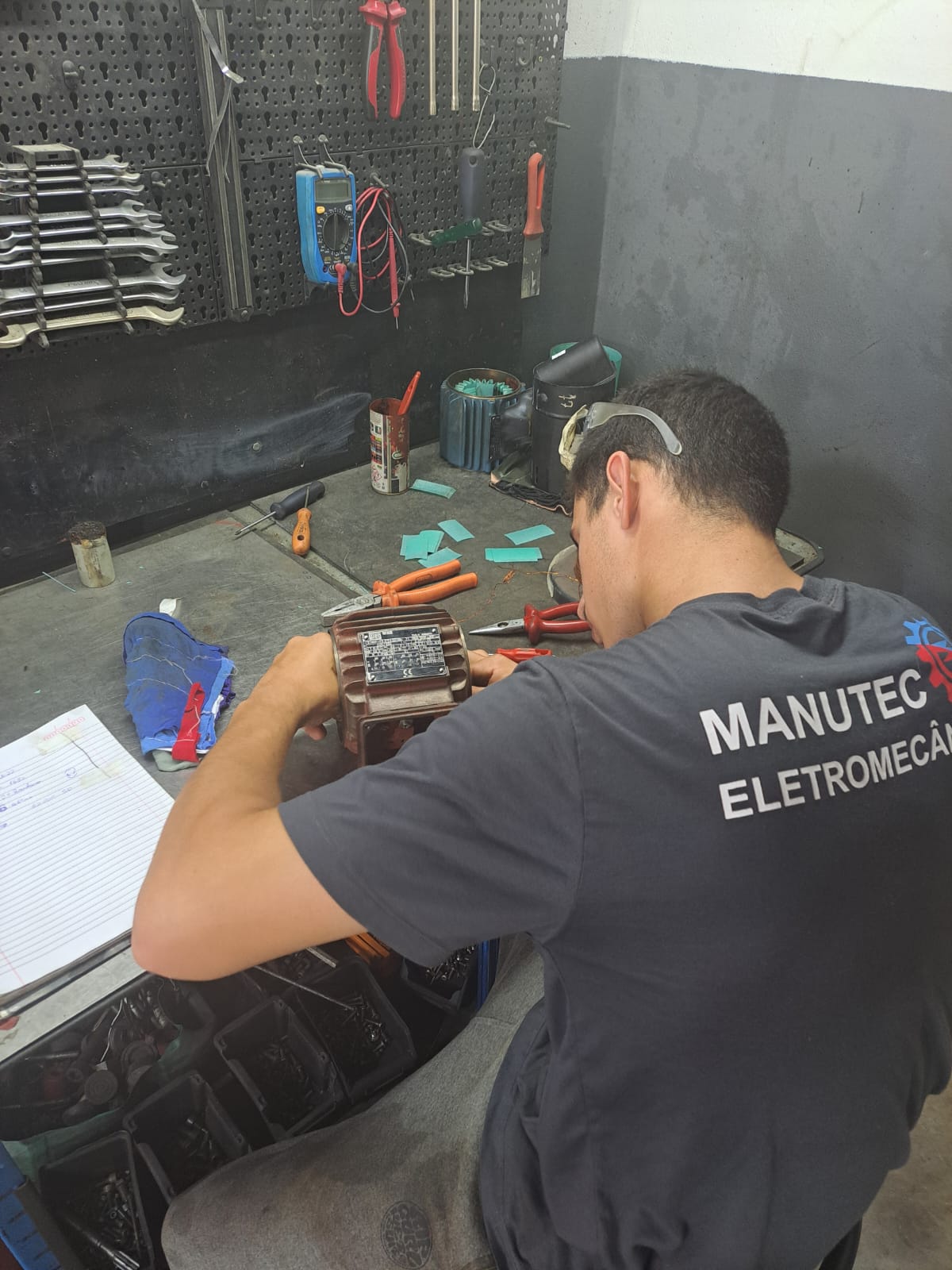 Técnico especializado rebobinando motor na MANUTEC